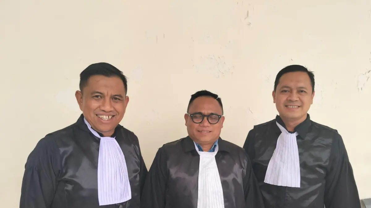 Tim penasihat hukum memberikan keterangan pers di Samarinda