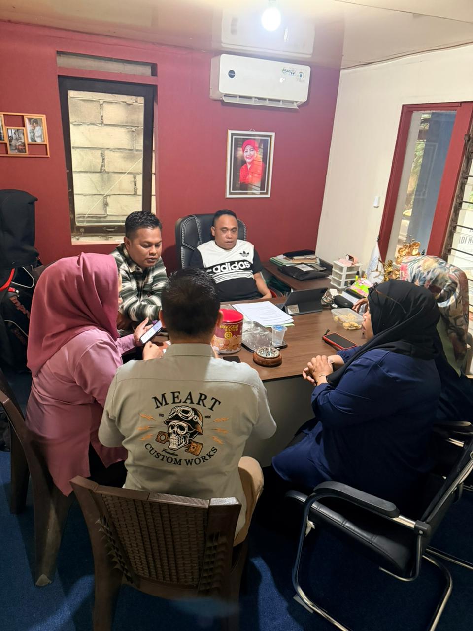 Rapat strategi perkara di kantor hukum