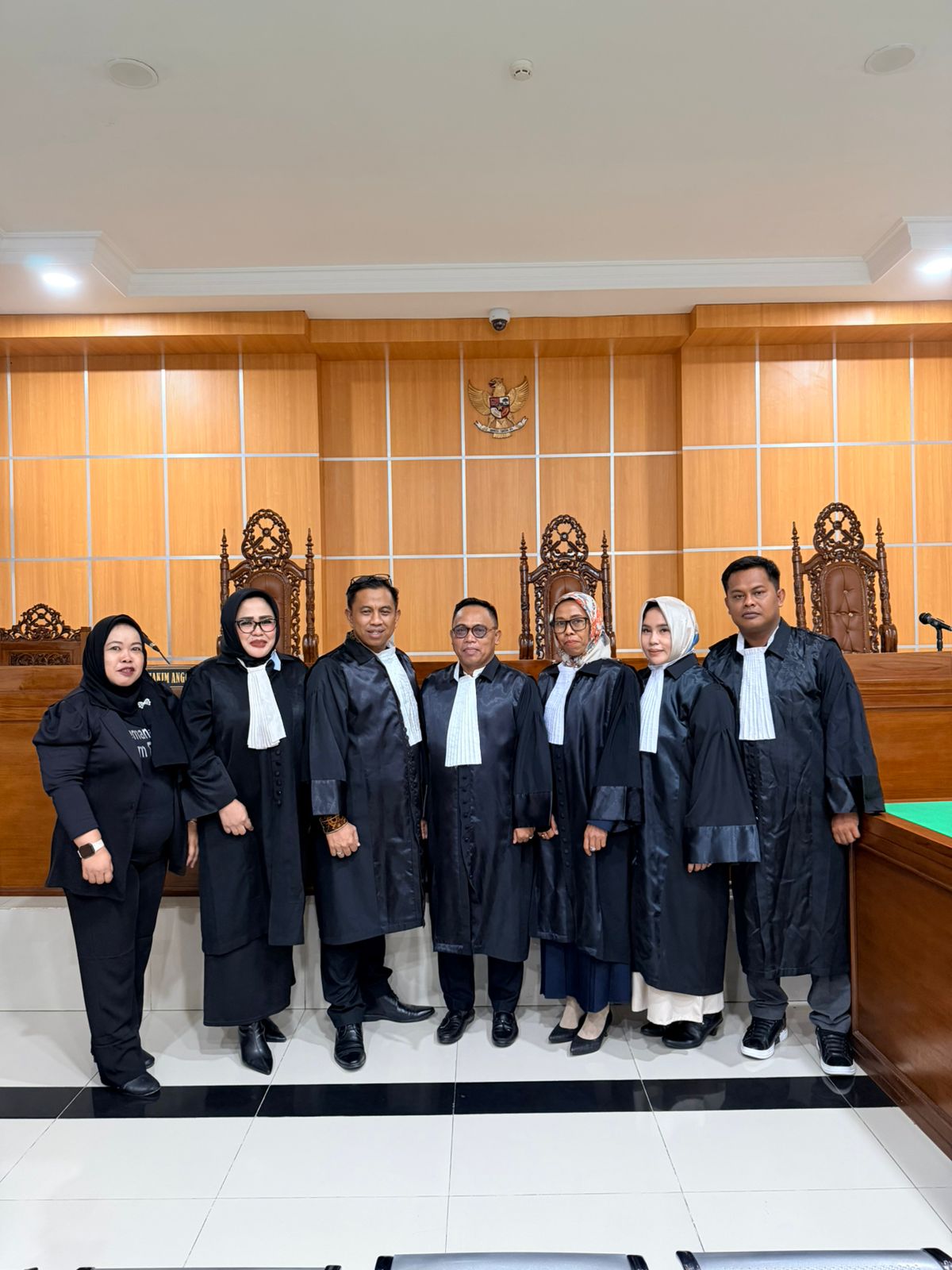 Tim Teguh Adi Nugraha & Partners di ruang sidang